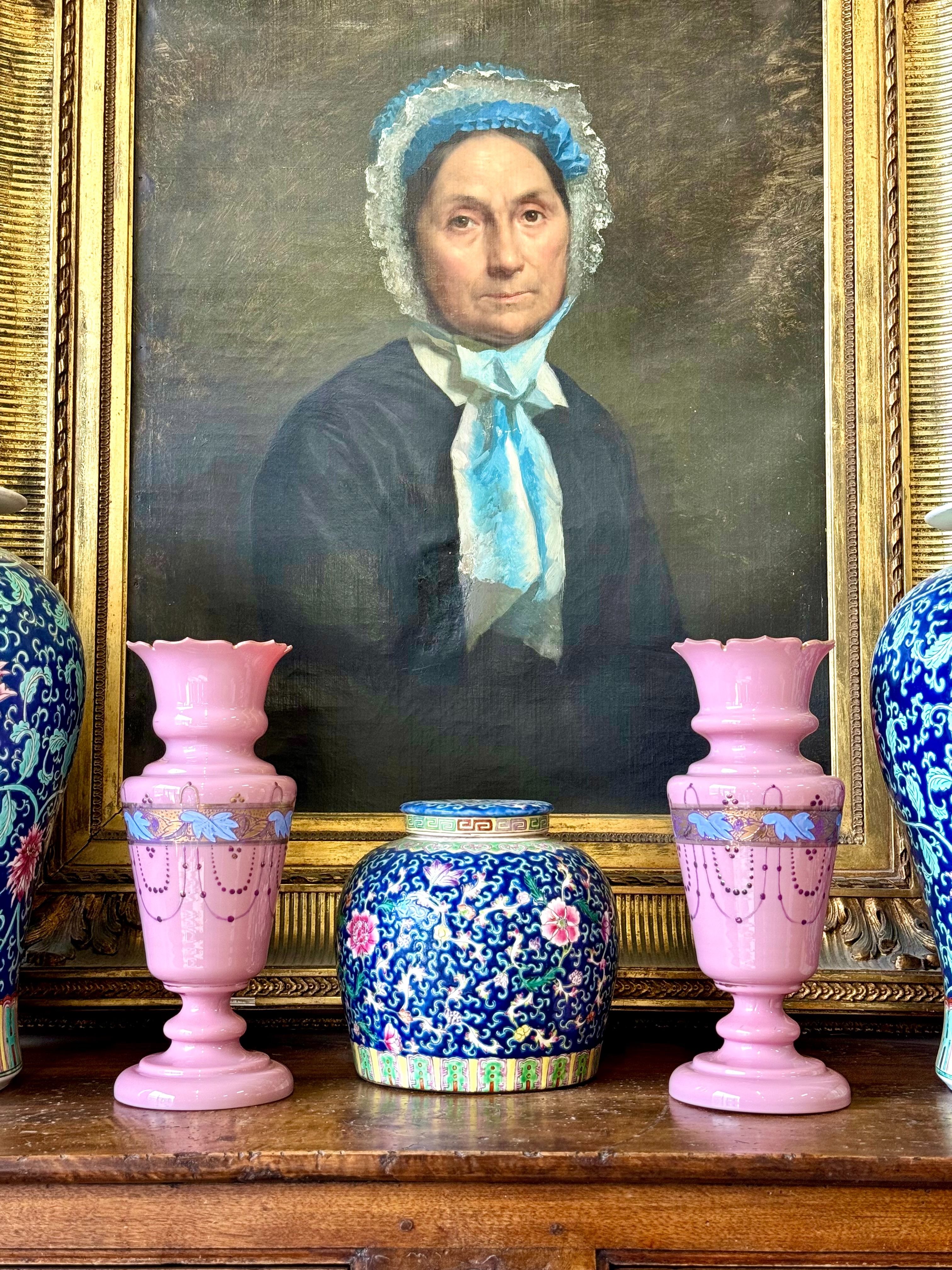 Paire de vases en opaline rose du XIXe siècle à décor doré