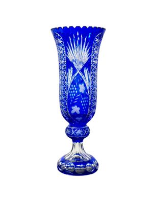 Grand vase en cristal de Bohême à décor bleu Overlay sur socle