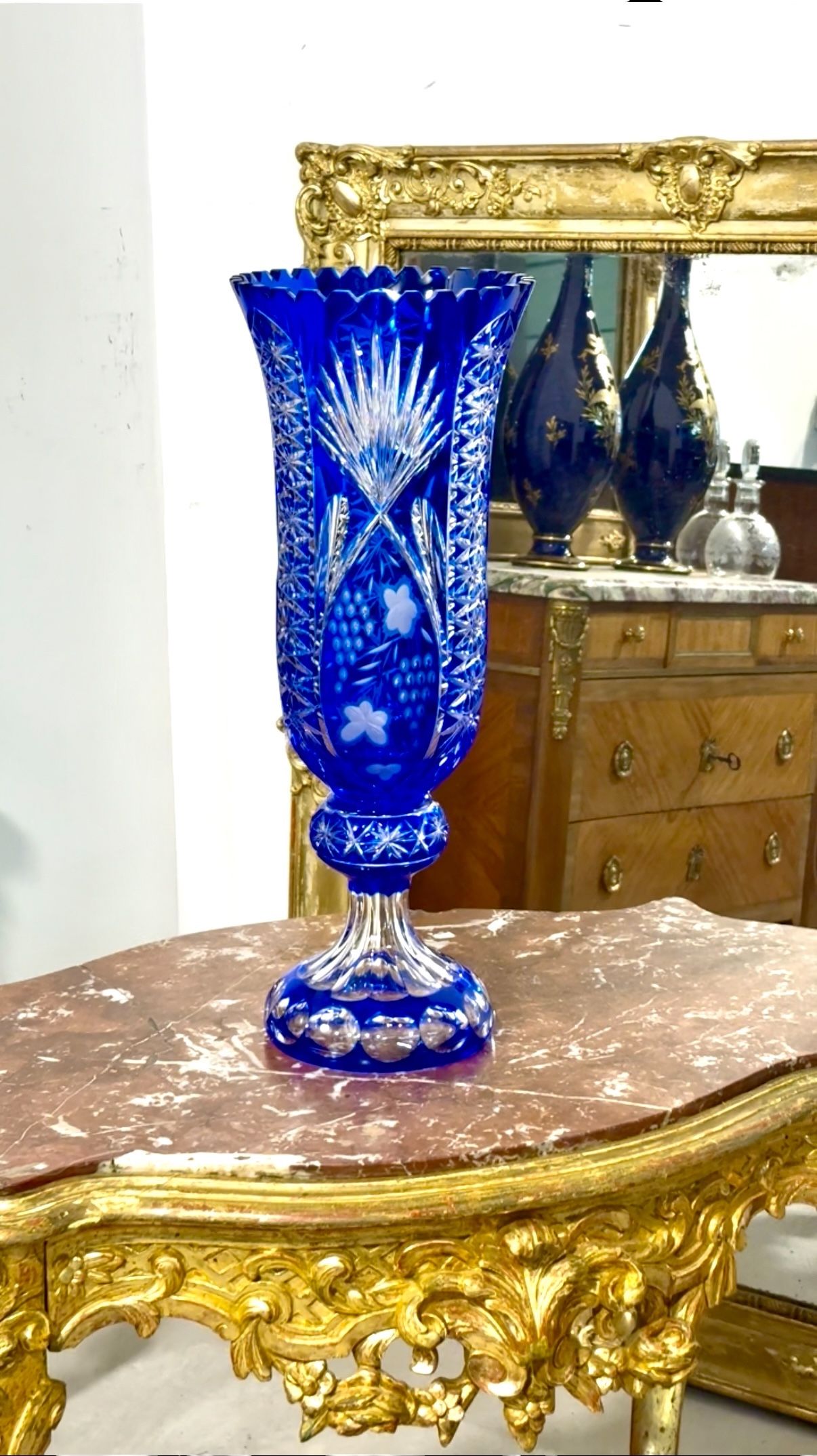Grand vase en cristal de Bohême à décor bleu Overlay sur socle