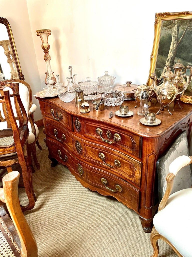 Commode française en noyer, France XVIIIe siècle