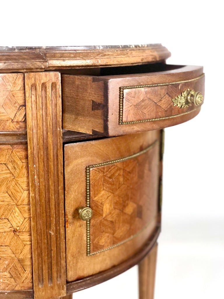 Table d'appoint ovale plaquée Louis XVI du XIXe siècle, France