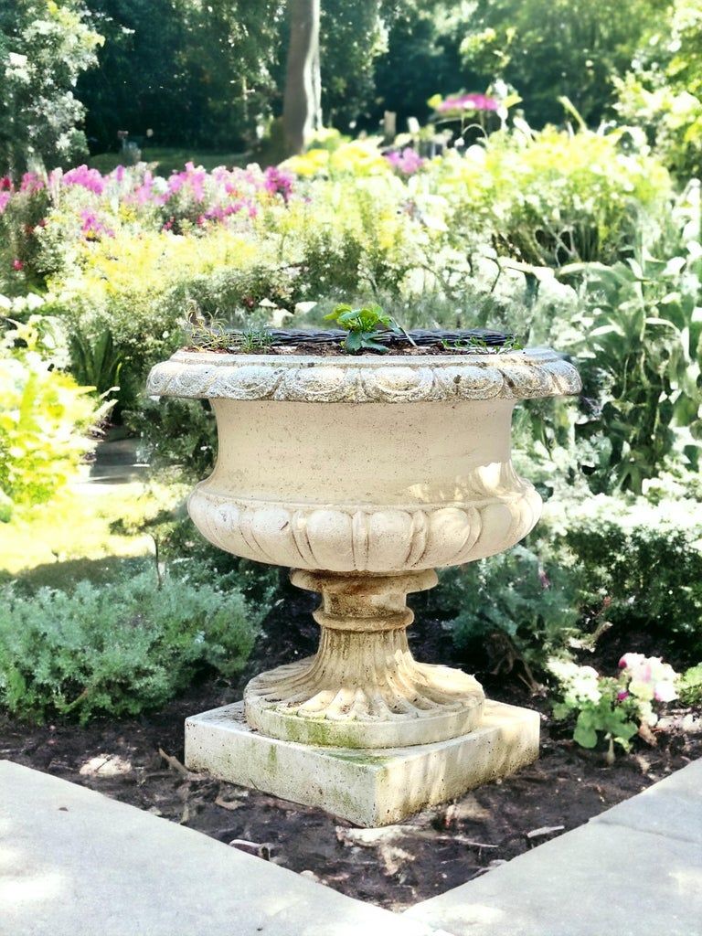 Paire de grandes urnes de jardin, modèle Chambord, France, XXe siècle