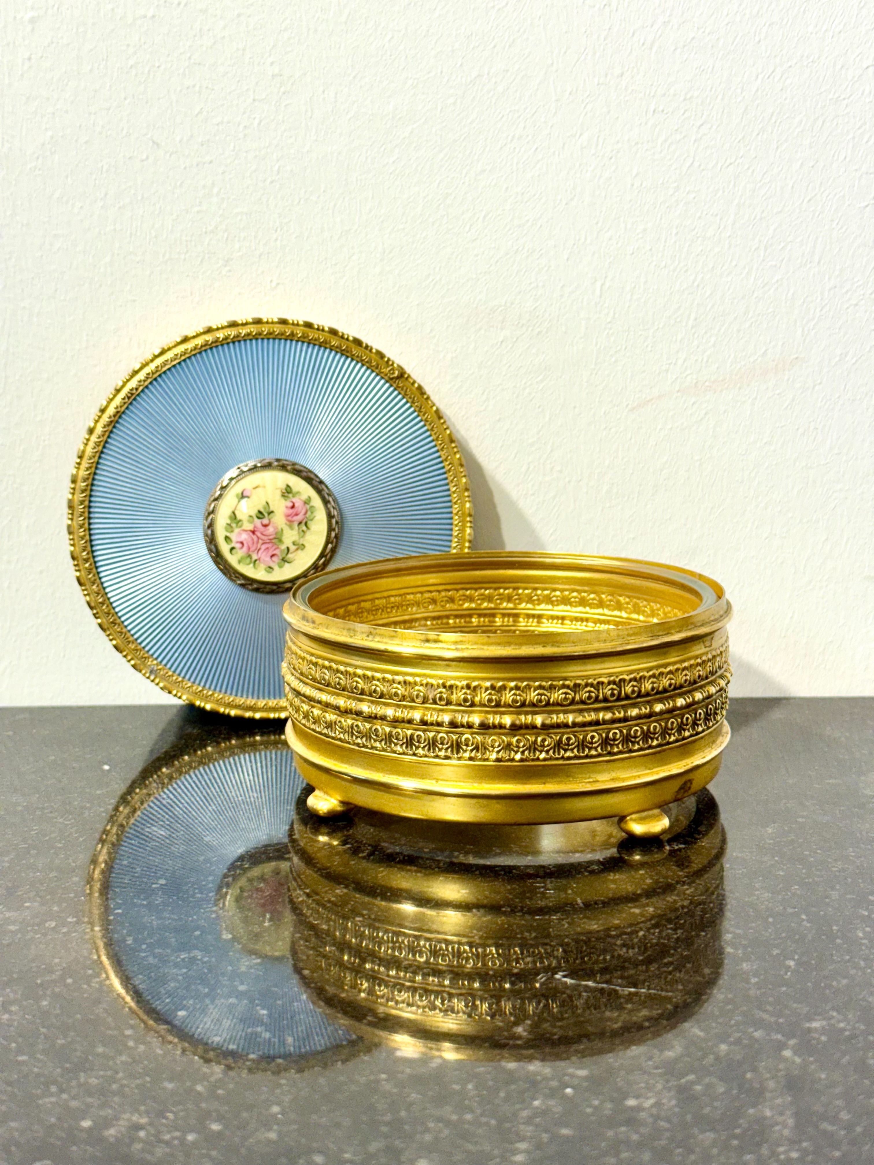 Boîte à bijoux en métal doré et émail guilloché avec miniature peinte à la main