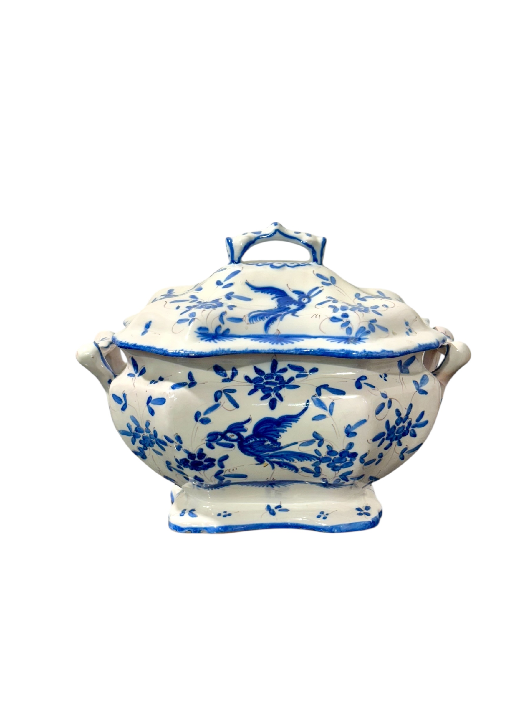 Soupière et son plat en faïence peints à la main, bleu et blanc, France XIXe siècle