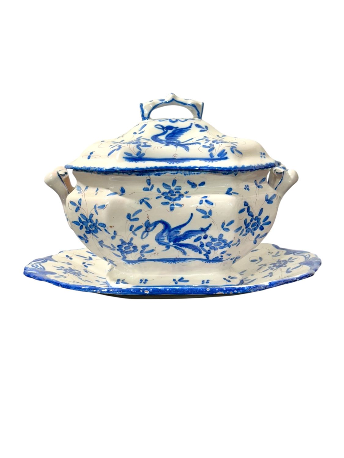 Soupière et son plat en faïence peints à la main, bleu et blanc, France XIXe siècle