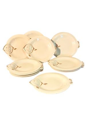 Ensemble de 13 assiettes Longwy en faïence fine en forme de poisson, XXe siècle