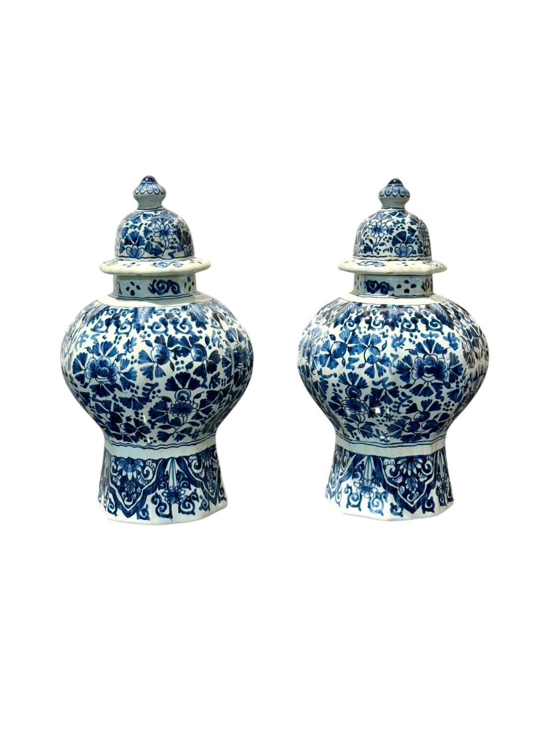 Paire de vases octogonaux à couvercle en faïence de Delft bleue et blanche, marqués J.V.