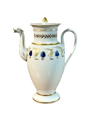 Cafetière en porcelaine de Paris du début du XIXe siècle, ornée de dorures et de motifs floraux bleus.