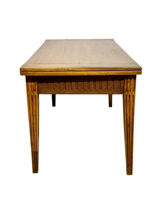 Table en noyer Louis XVI du XVIIIe siècle, ornée de cannelures sculptées.