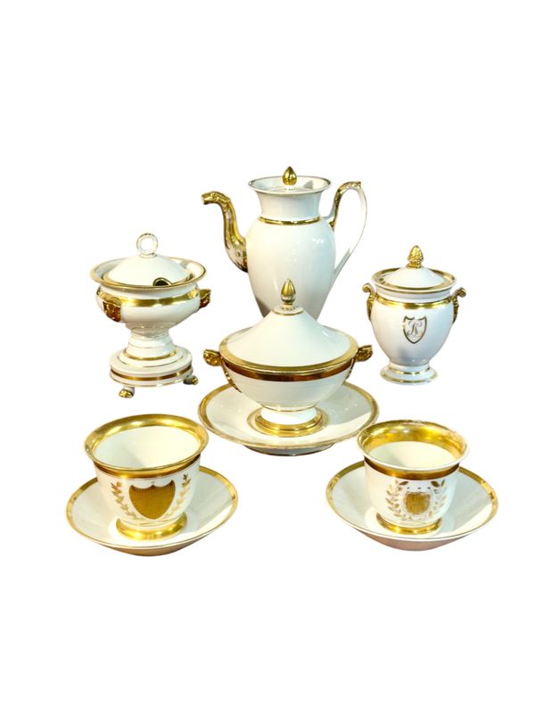 Service à thé en porcelaine parisienne du début du XIXe siècle, richement décoré de dorures.