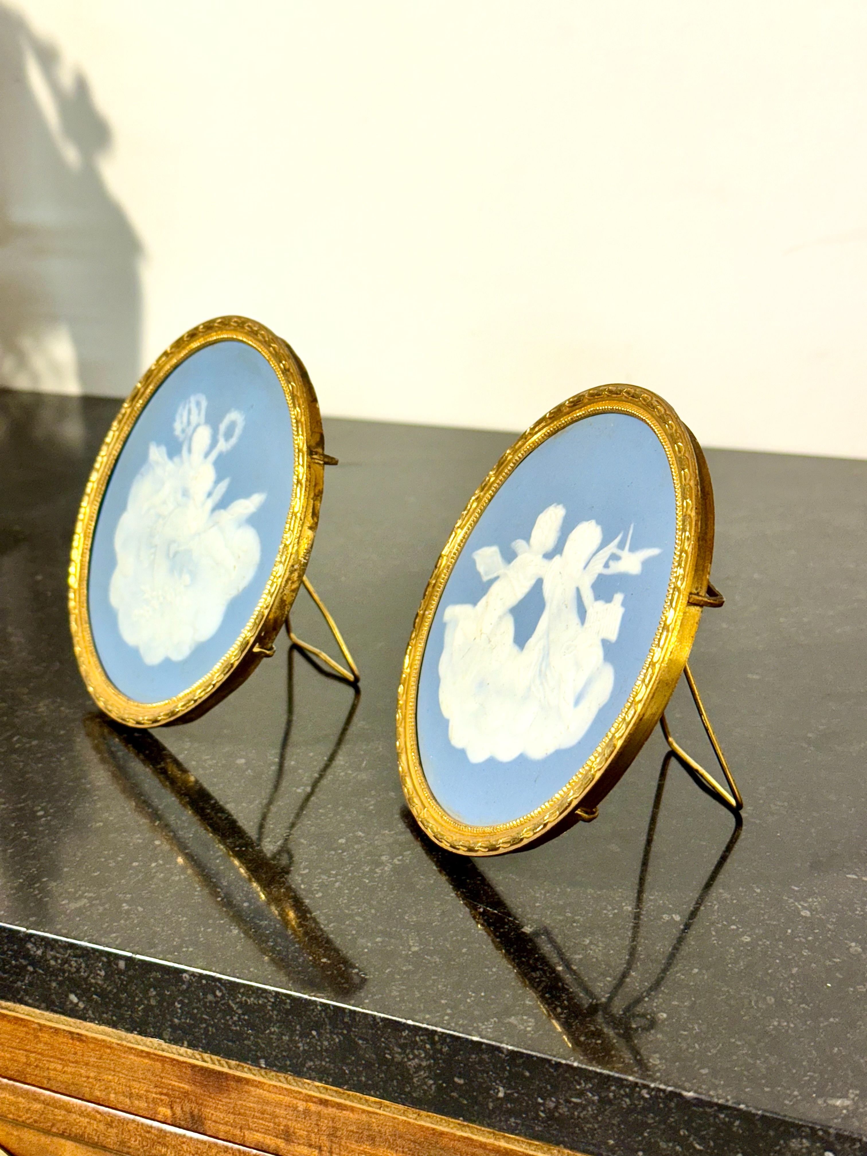 Paire de plaques en céramique de Tharaud Limoges à décor de chérubins, vers 1880