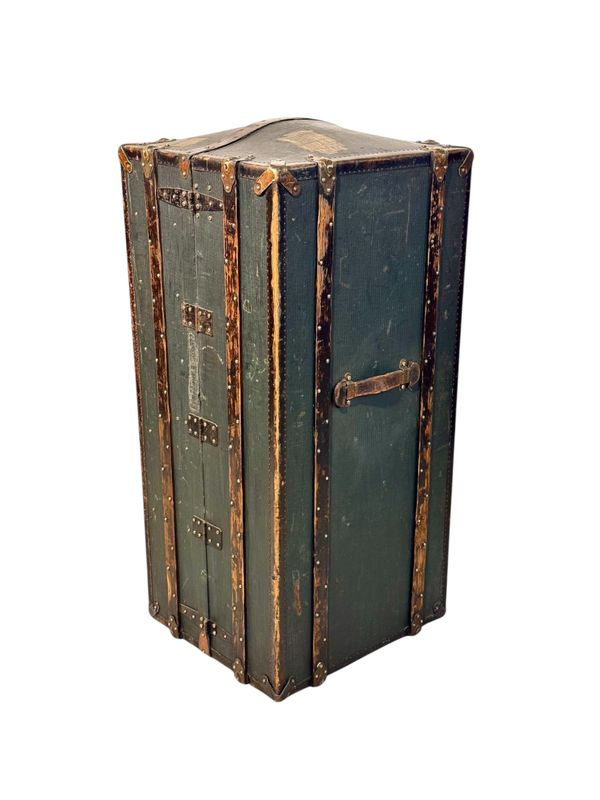 Malle de voyage française du XIXe siècle avec tiroirs et cintres