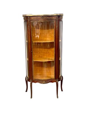 Vitrine Louis XV du XIXe siècle avec dessus en marbre et montures en bronze doré