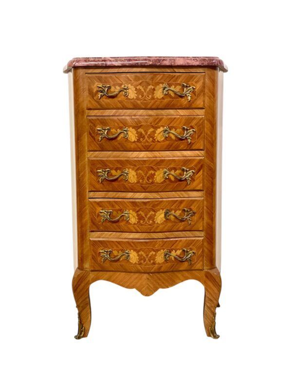 Chiffonnier en marqueterie de style Louis XV avec dessus en marbre rose et montures en bronze doré