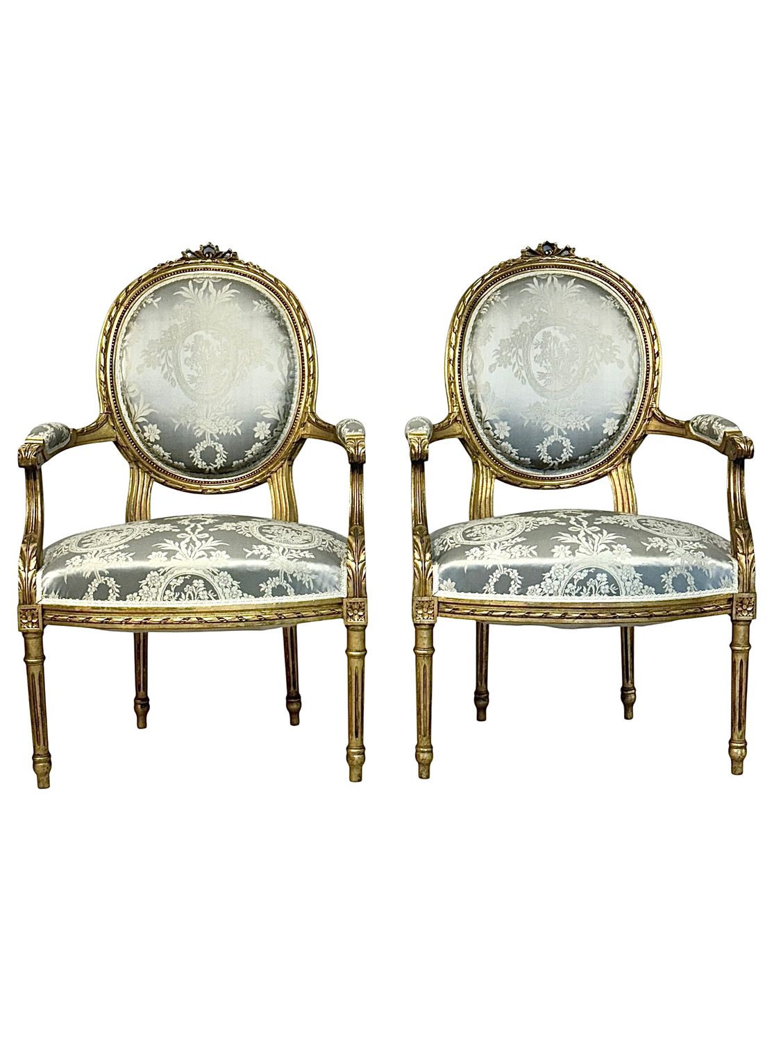 Paire de fauteuils médaillon Louis XVI en bois sculpté et doré