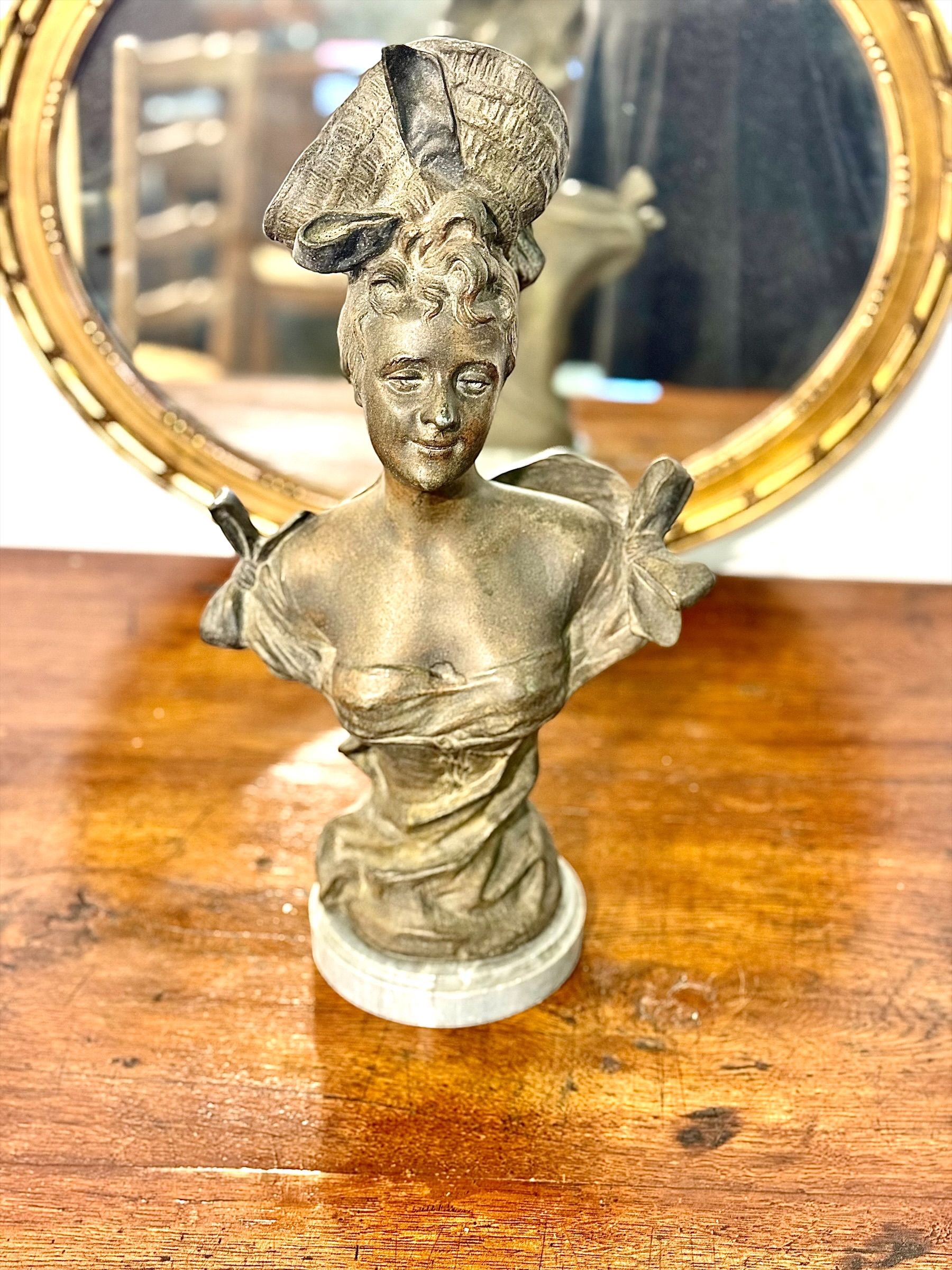 Buste de femme en bronze patiné signé R.G., France, fin du XIXe siècle
