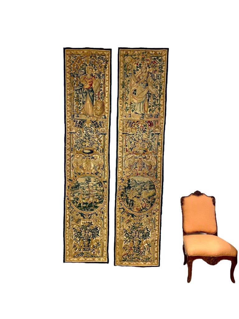 Set de deux tapisseries de portes d'Aubusson avec des accents bleus, début du XVIIIe siècle