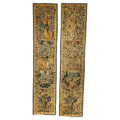 Set de deux tapisseries de portes d'Aubusson avec des accents bleus, début du XVIIIe siècle