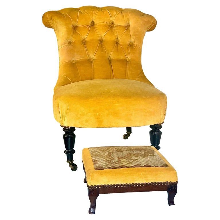 Fauteuil français de cheminée des années 1860 et repose-pieds assorti