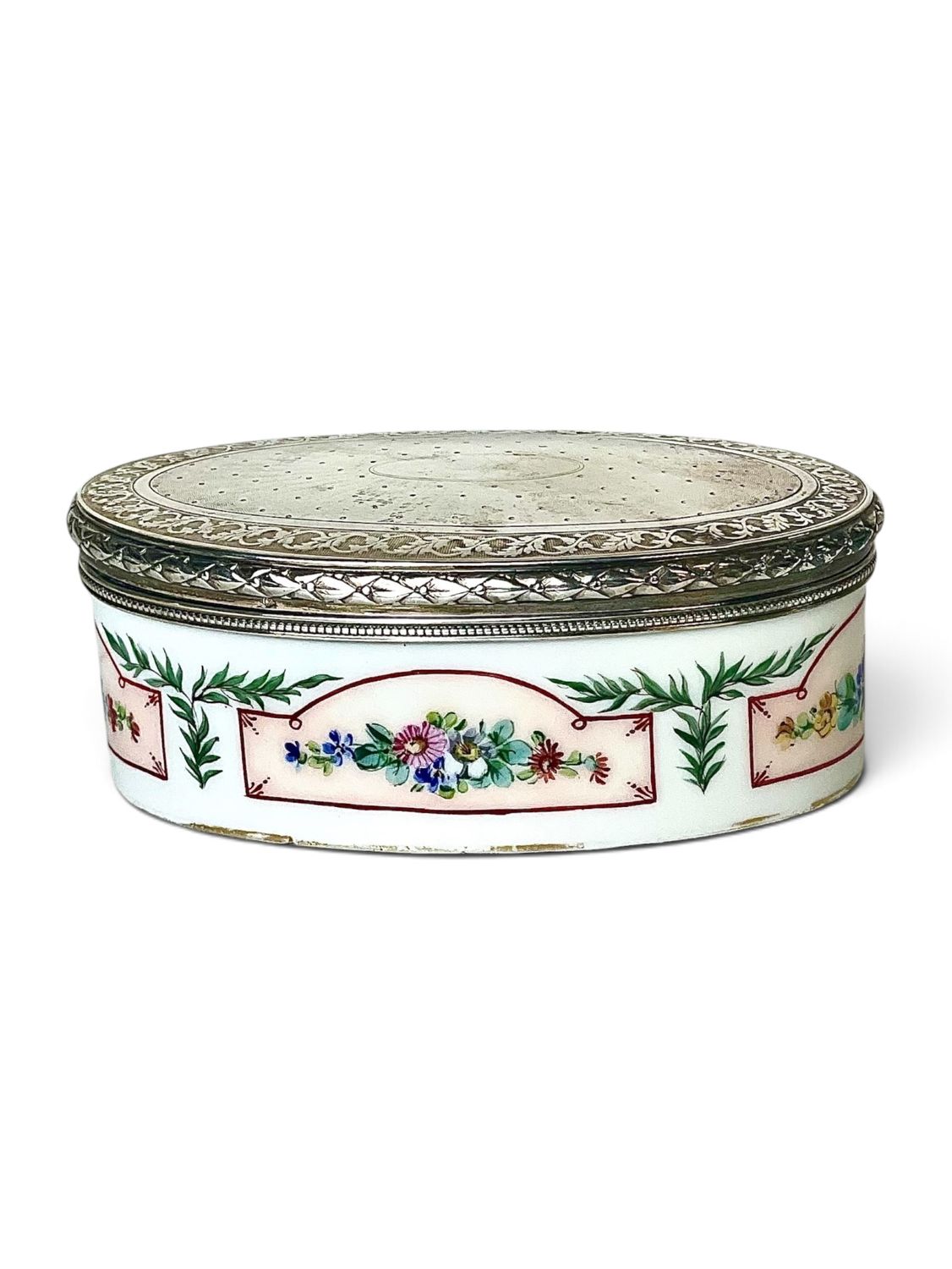 Boîte en porcelaine de Sèvres XVIIIe à monture en argent Puiforcat