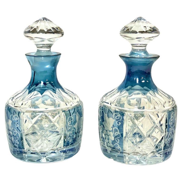 Paire de carafes en cristal taillé bleu Overlay avec gravure de raisin