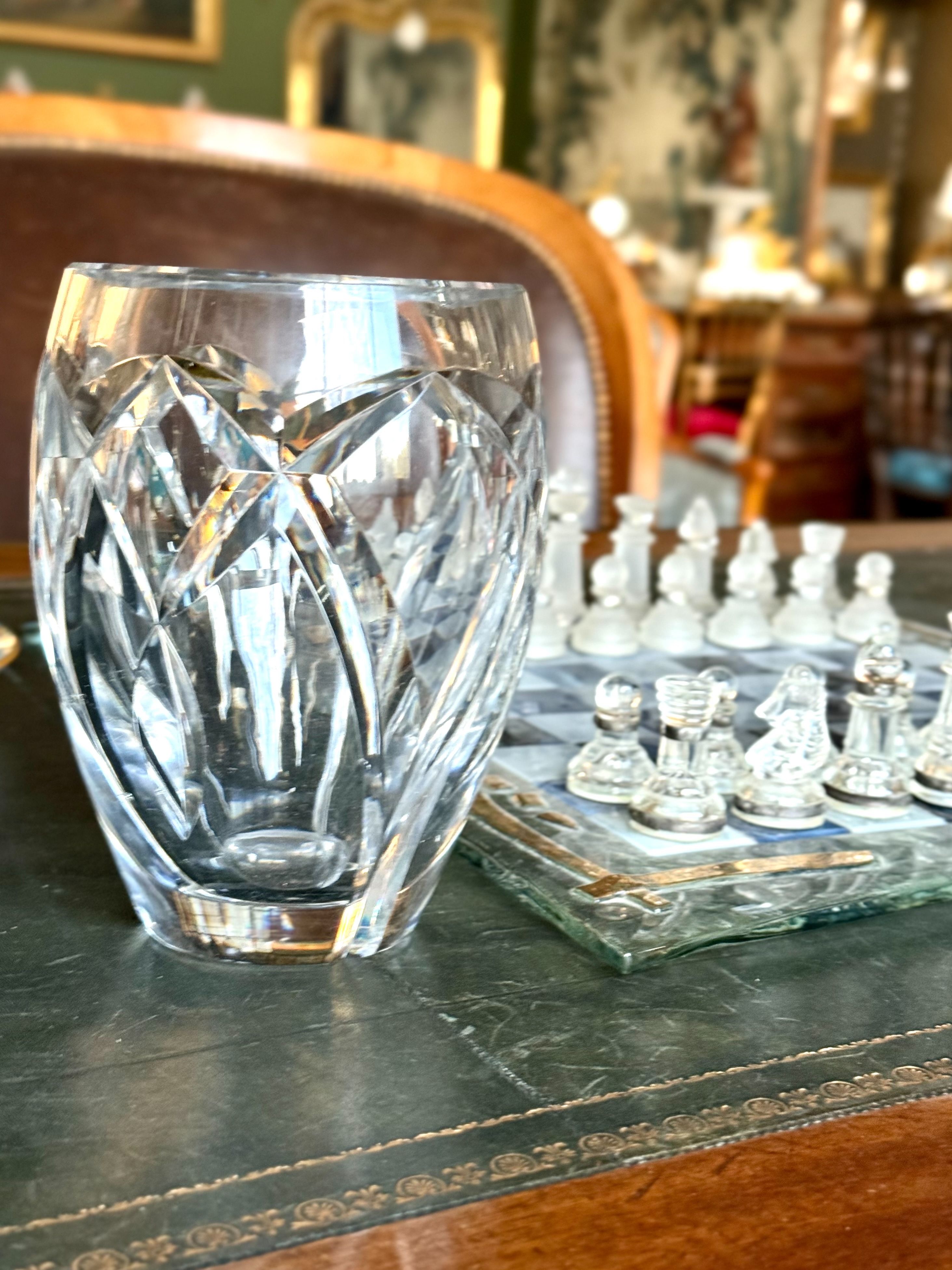 Vase en cristal taillé Baccarat à motif de feuille facettée