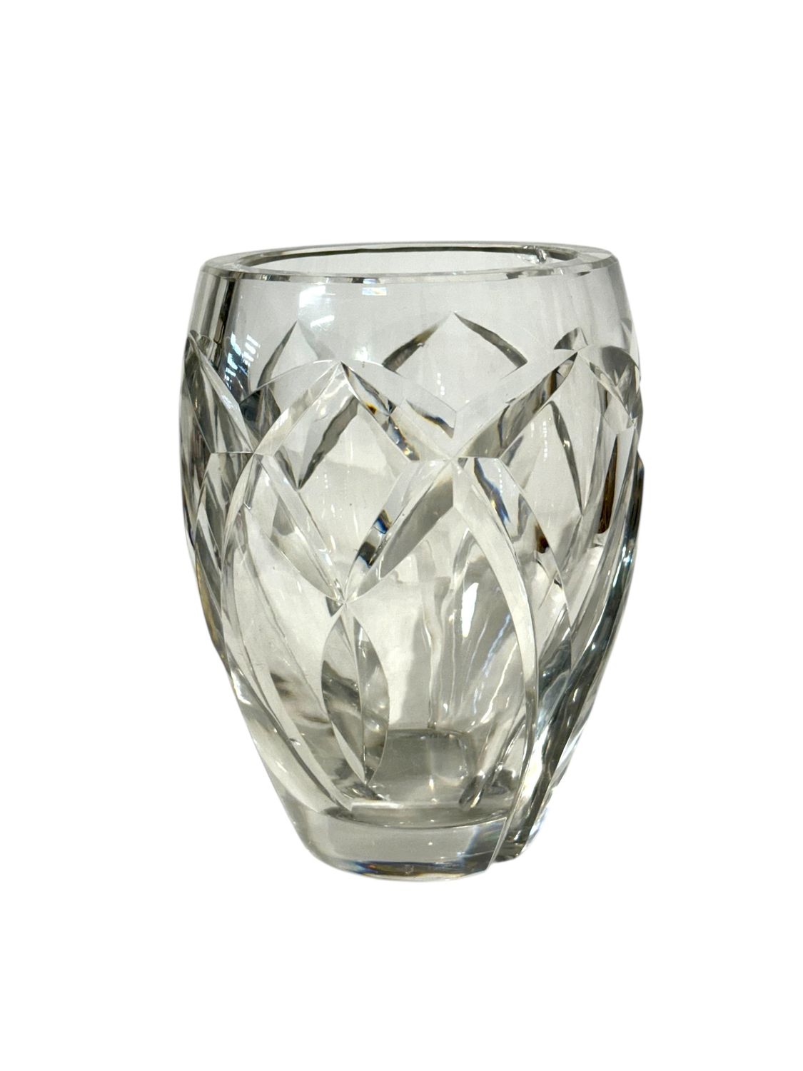 Vase en cristal taillé Baccarat à motif de feuille facettée