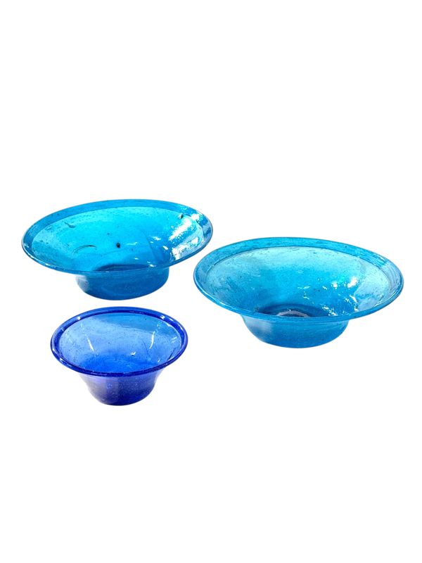 Ensemble de trois bols en verre Biot bleu, XXe siècle