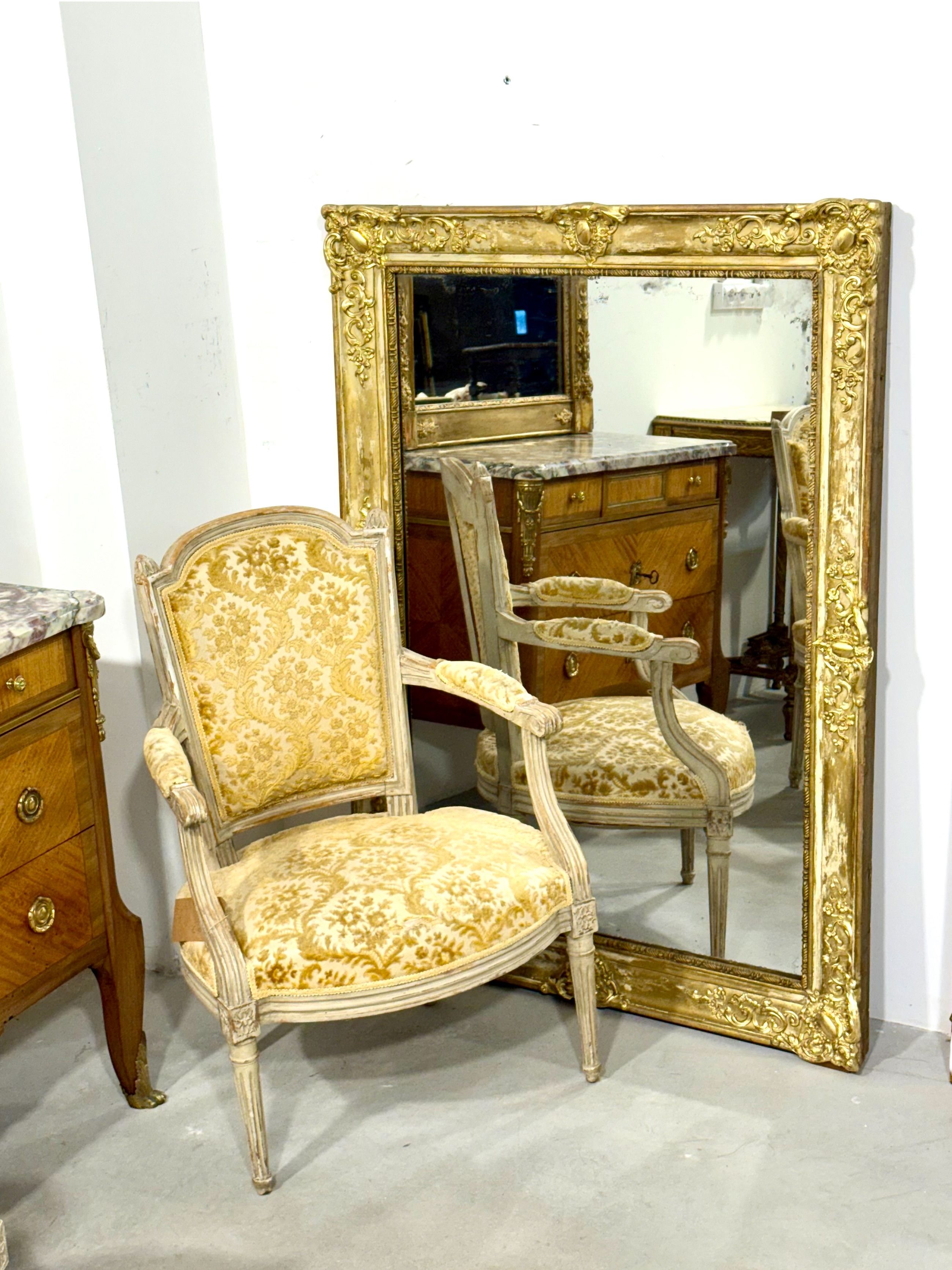 Grand miroir Napoléon III en bois doré à patine vieillie, France, XIXe siècle
