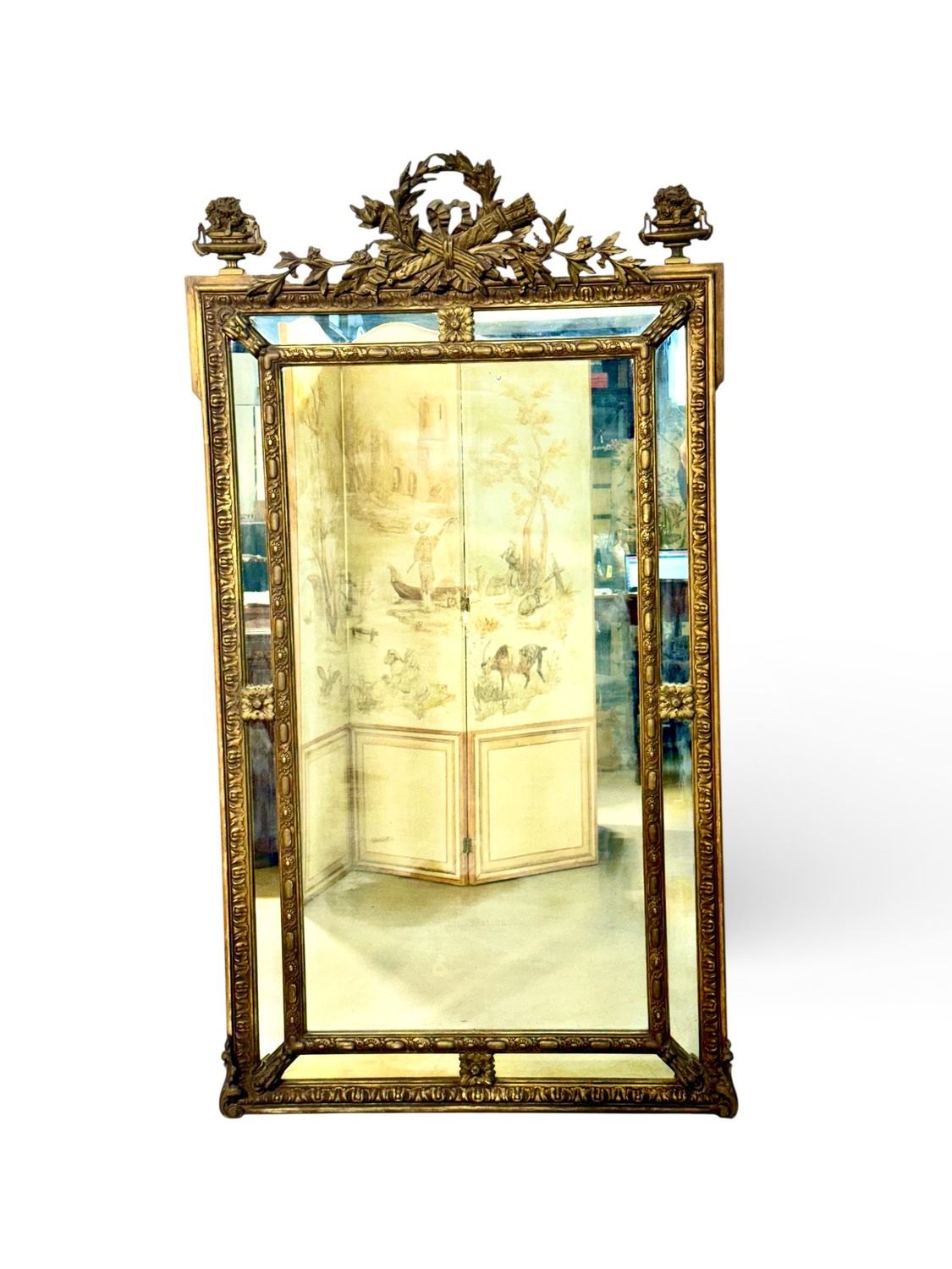 Grand miroir Napoléon III en bois doré orné d'une crête de laurier et de glace vieillie