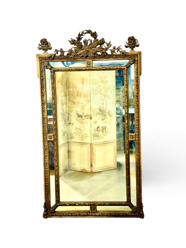 Grand miroir Napoléon III en bois doré orné d'une crête de laurier et de glace vieillie
