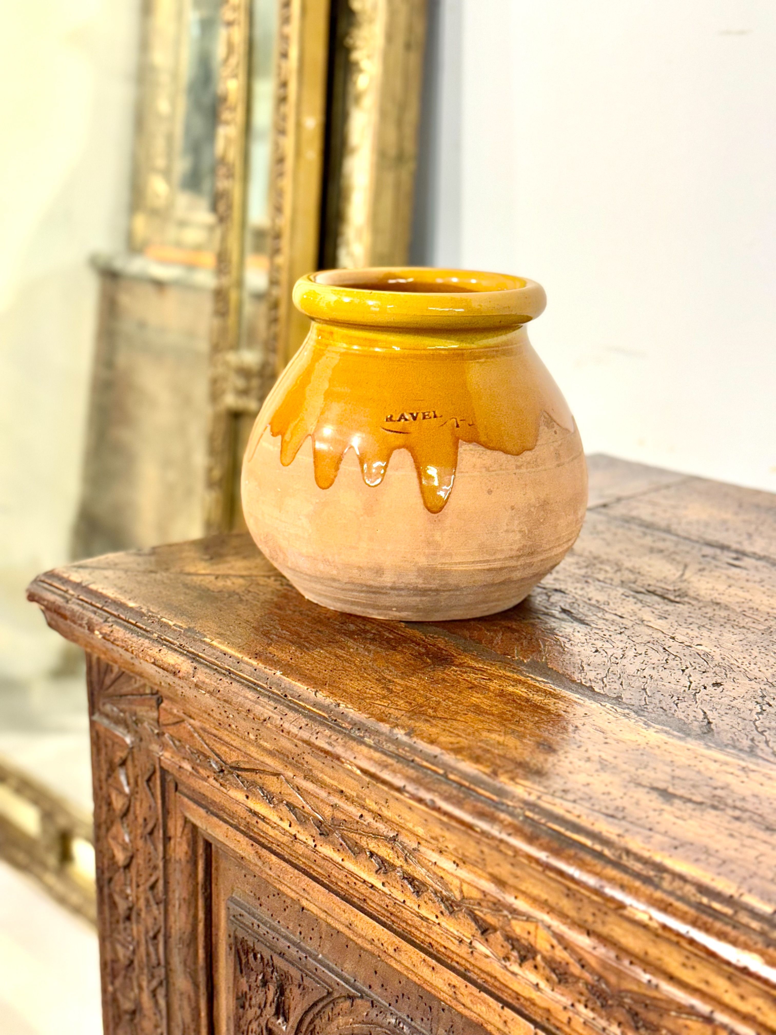 Pot en terre cuite émaillée, à glaçure miel, France XIXe siècle