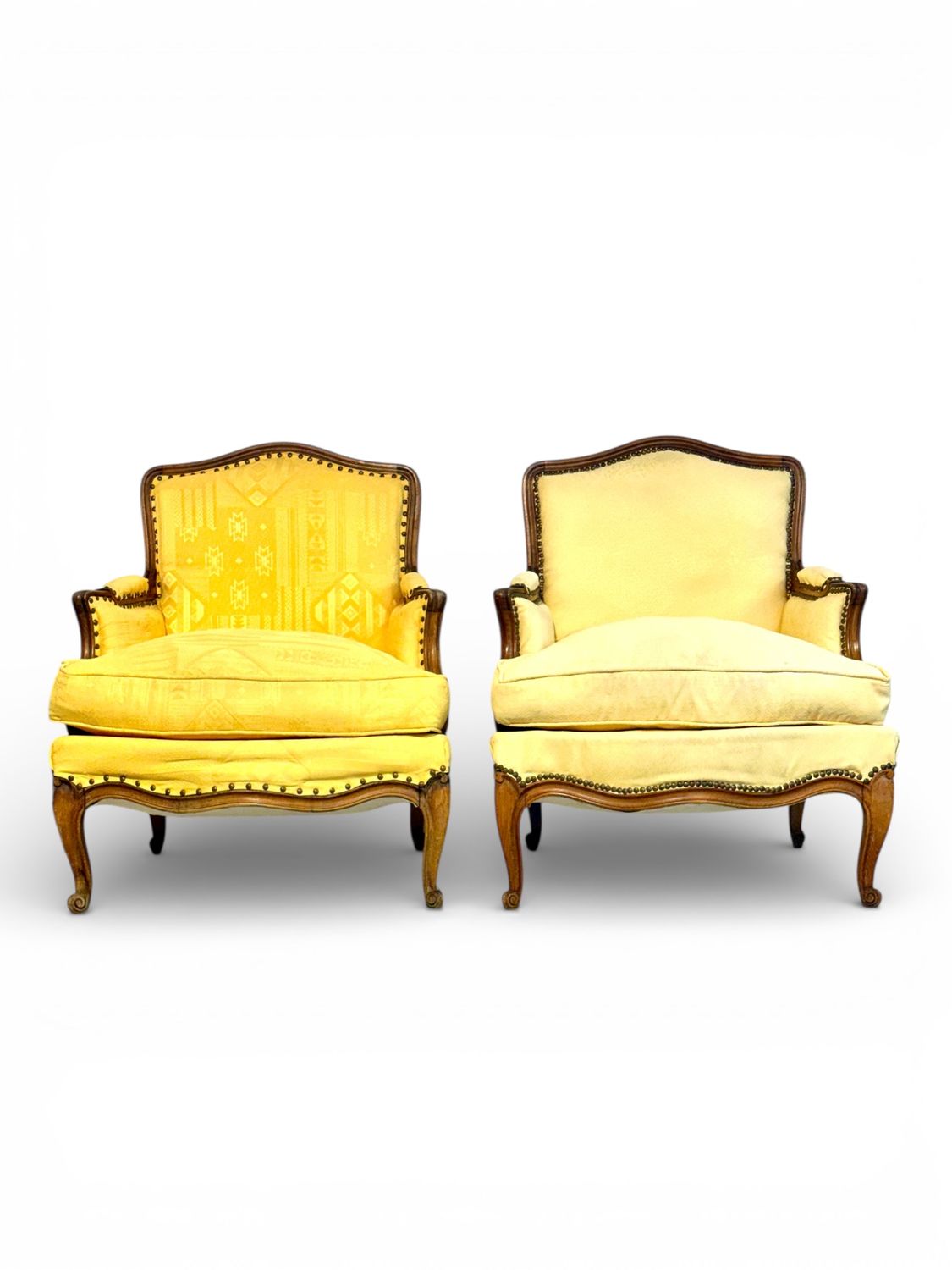 Paire de fauteuils bergères en noyer, France, XIXe siècle