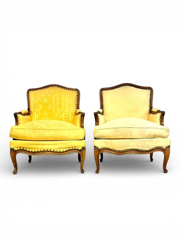 Paire de fauteuils bergères en noyer, France, XIXe siècle