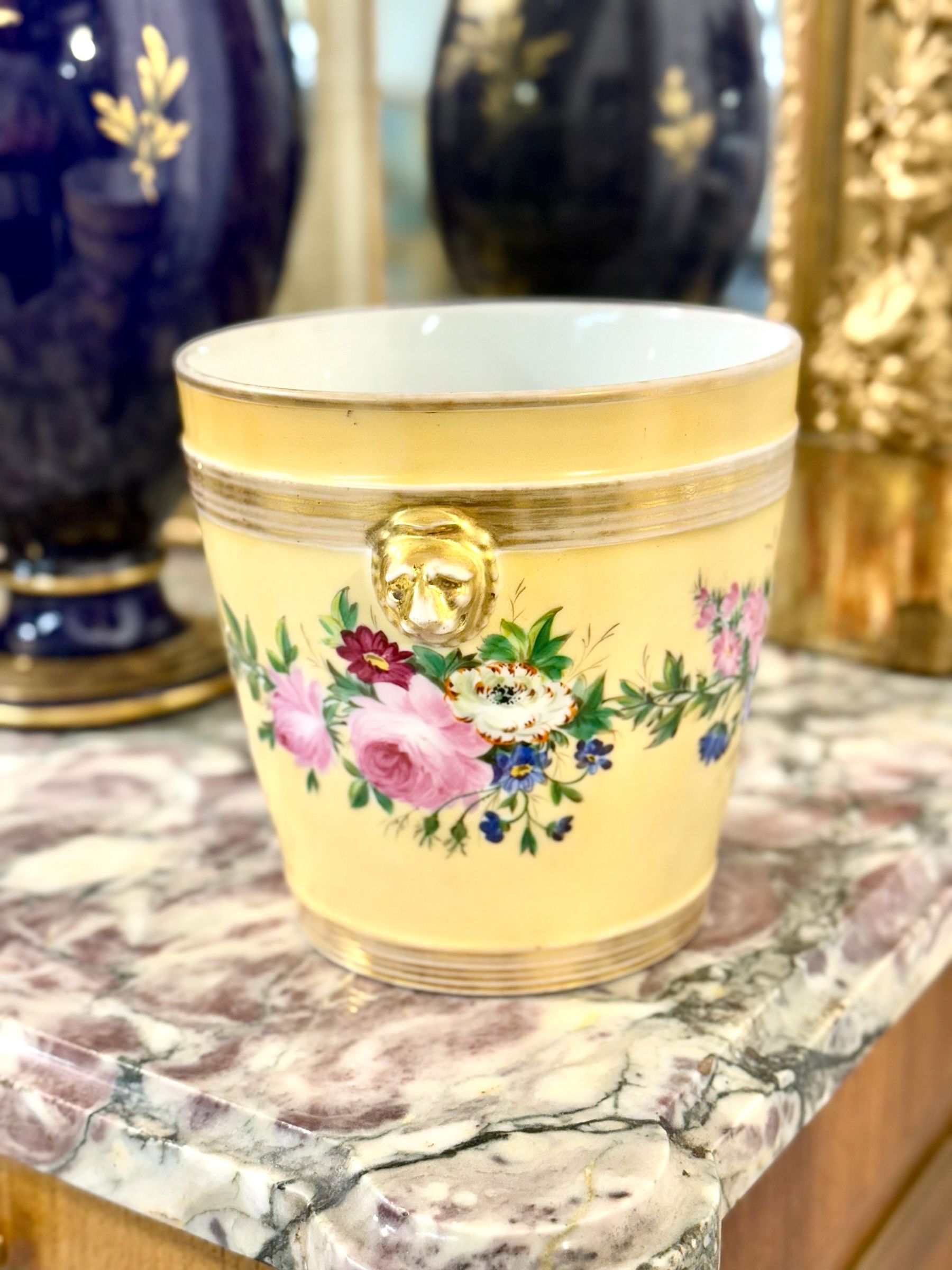 Cache-pot en Porcelaine de Paris du XIXe siècle, orné de fleurs peintes à la main