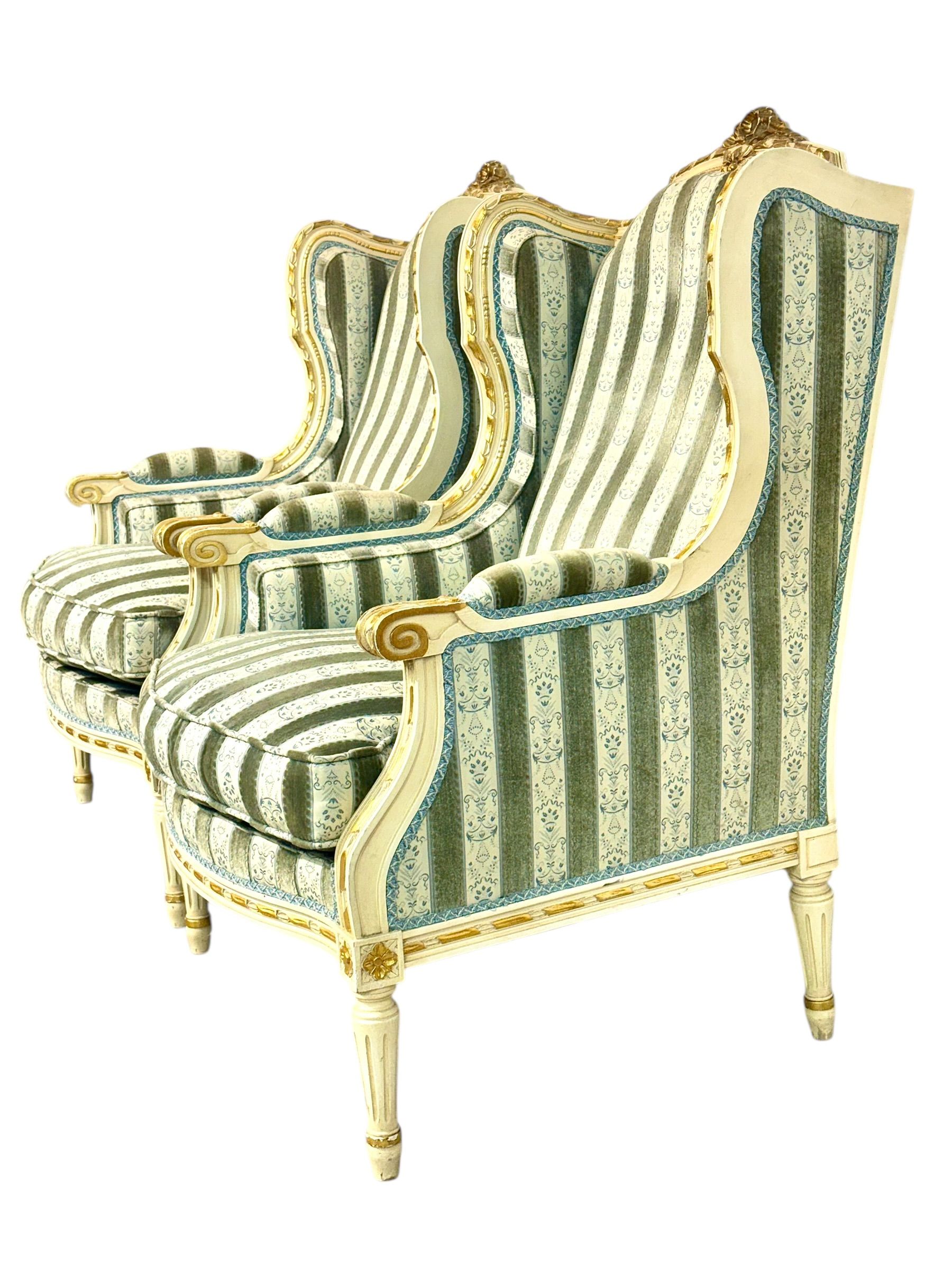 Paire de fauteuils bergères en bois doré de style Louis XVI, fin du XIXe siècle