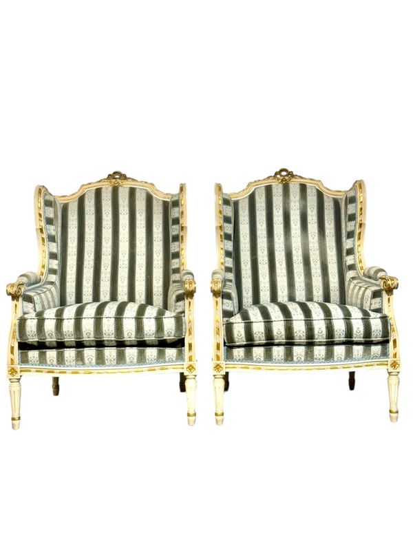 Paire de fauteuils bergères en bois doré de style Louis XVI, fin du XIXe siècle