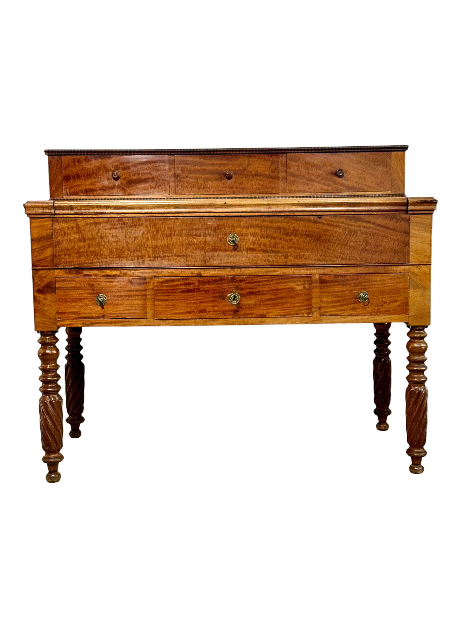 Secrétaire en noyer d'époque Empire, France circa 1810