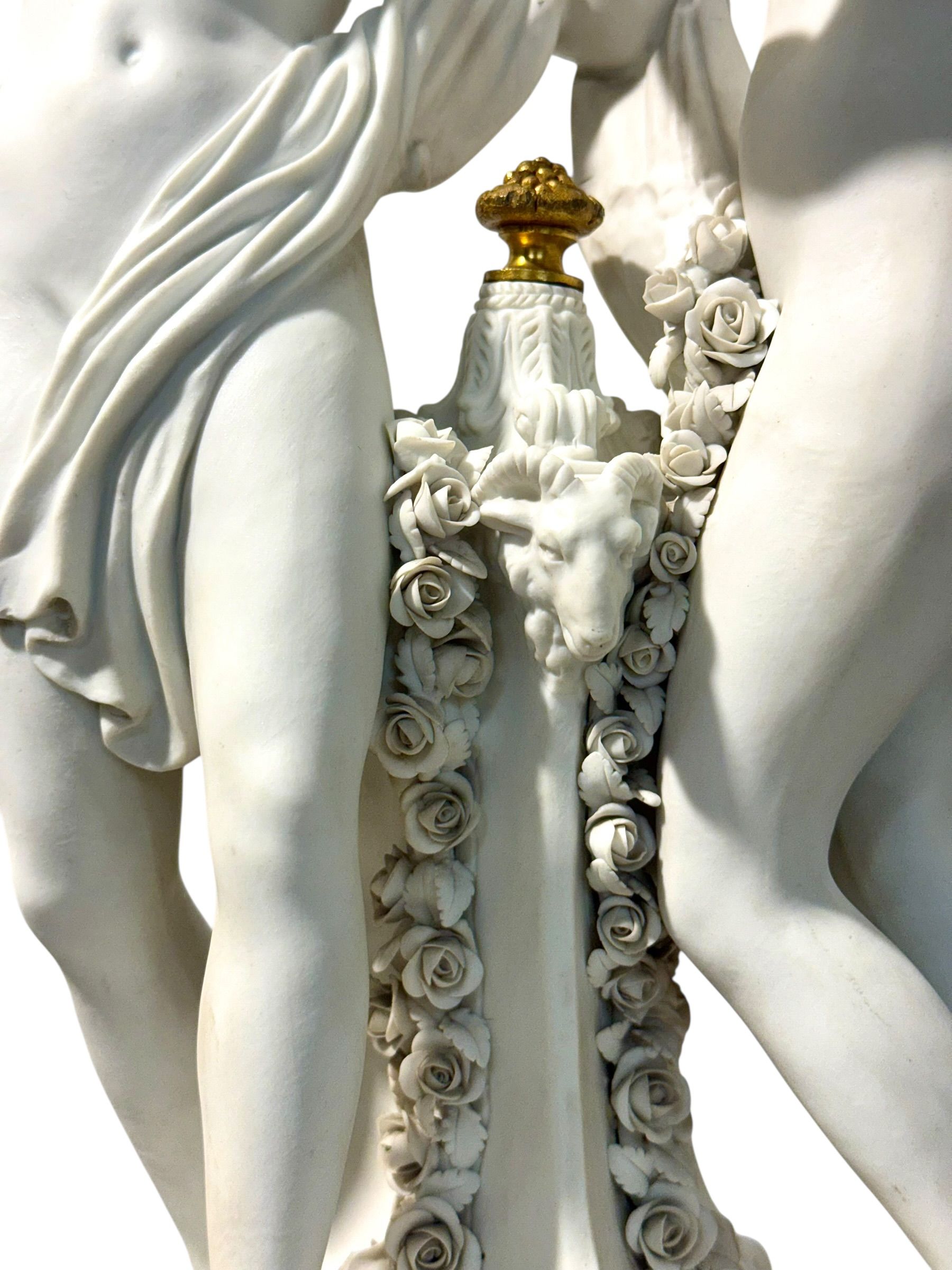 Paire de groupes de figurines en porcelaine biscuit, style de Sèvres, fin du XIXe siècle