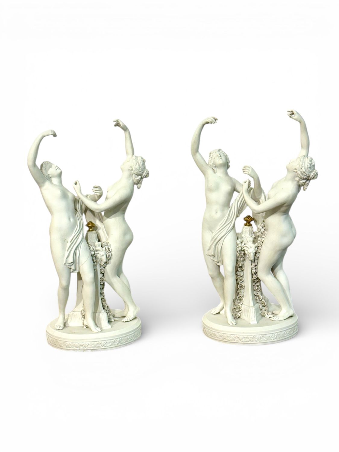 Paire de groupes de figurines en porcelaine biscuit, style de Sèvres, fin du XIXe siècle