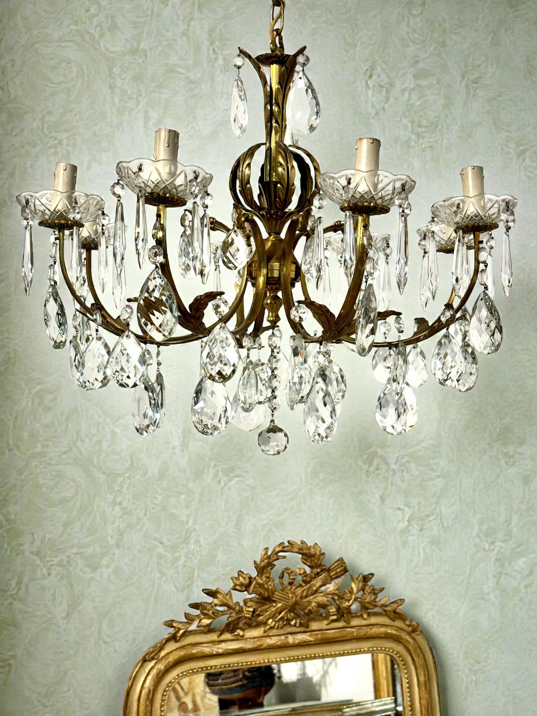 Lustre à huit lumières en bronze doré et cristal, France XIXe siècle
