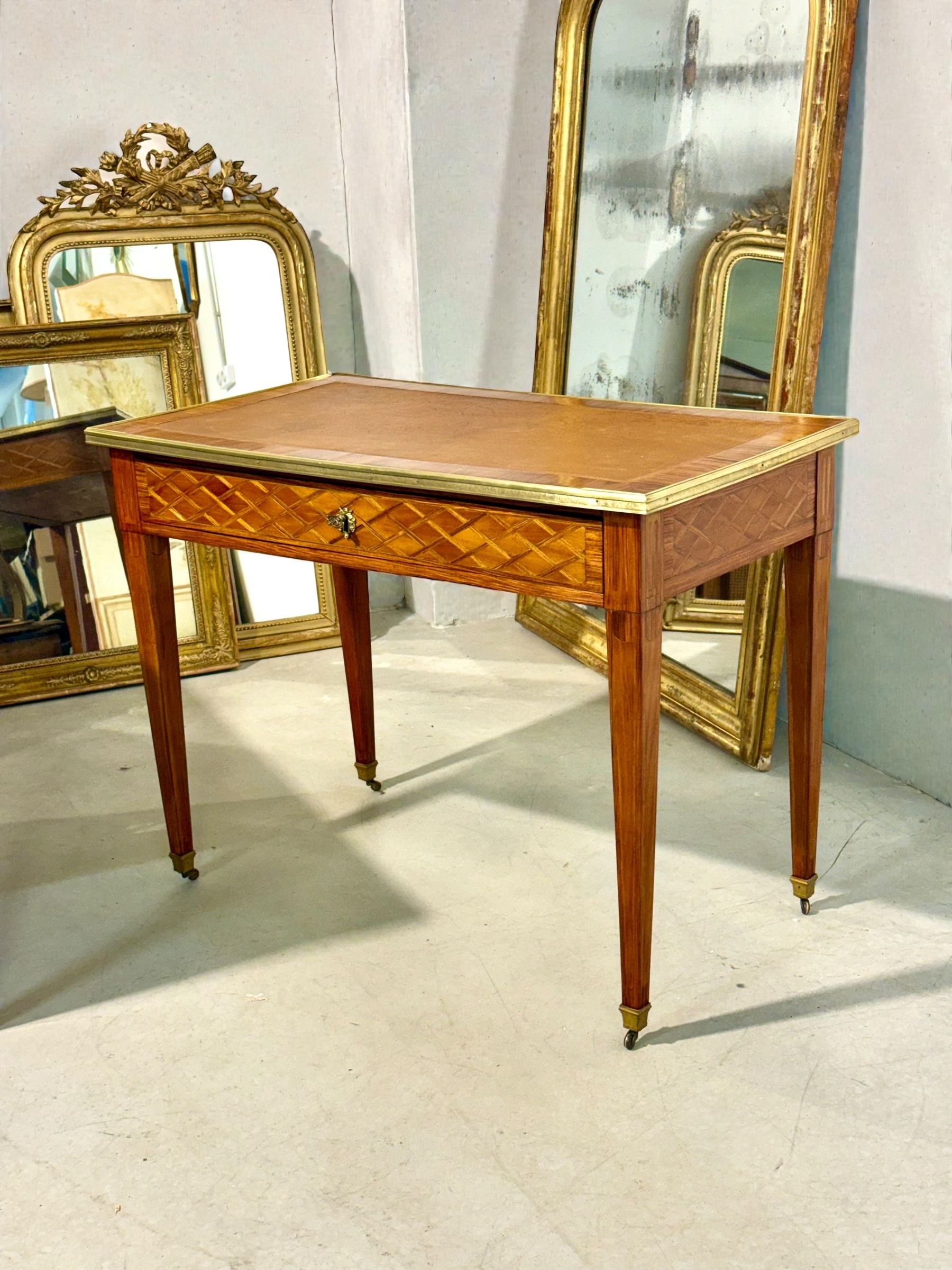 Table à écrire Louis XVI à montures en bronze, France, vers 1780