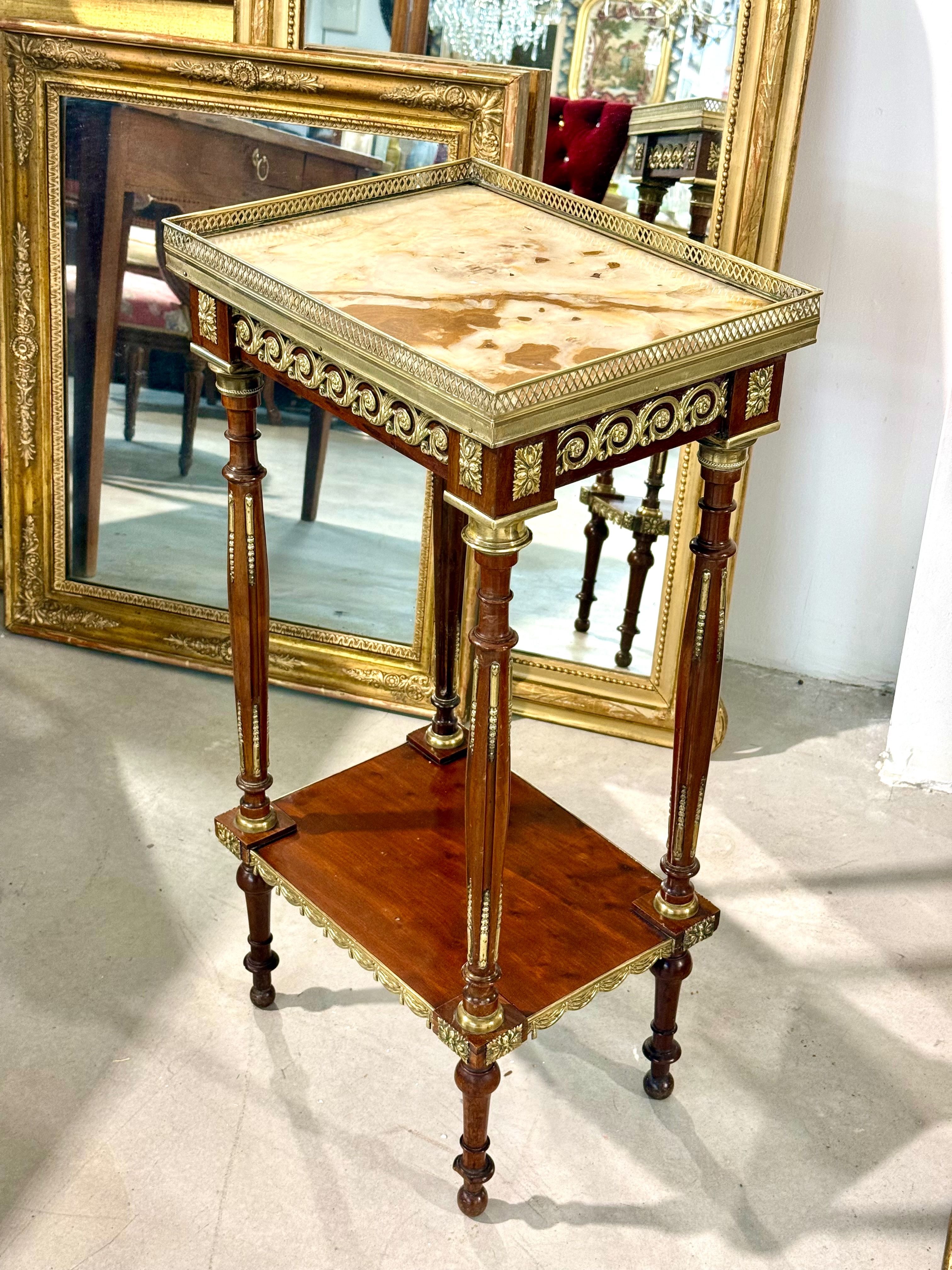 Table de salon en acajou, bronze doré et onyx, style Louis XVI