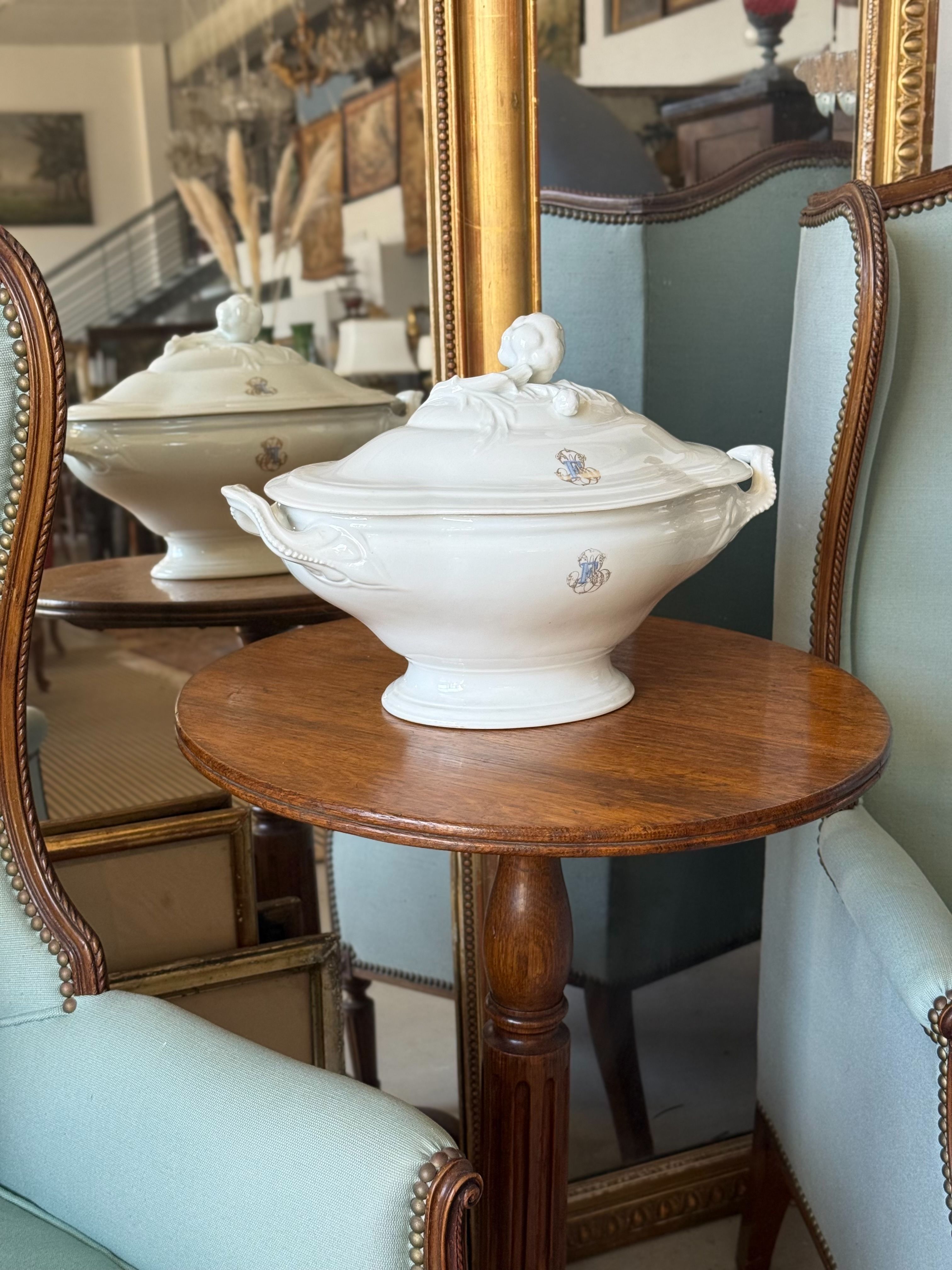 Grande soupière en porcelaine blanche de Marseille, France XIXe siècle