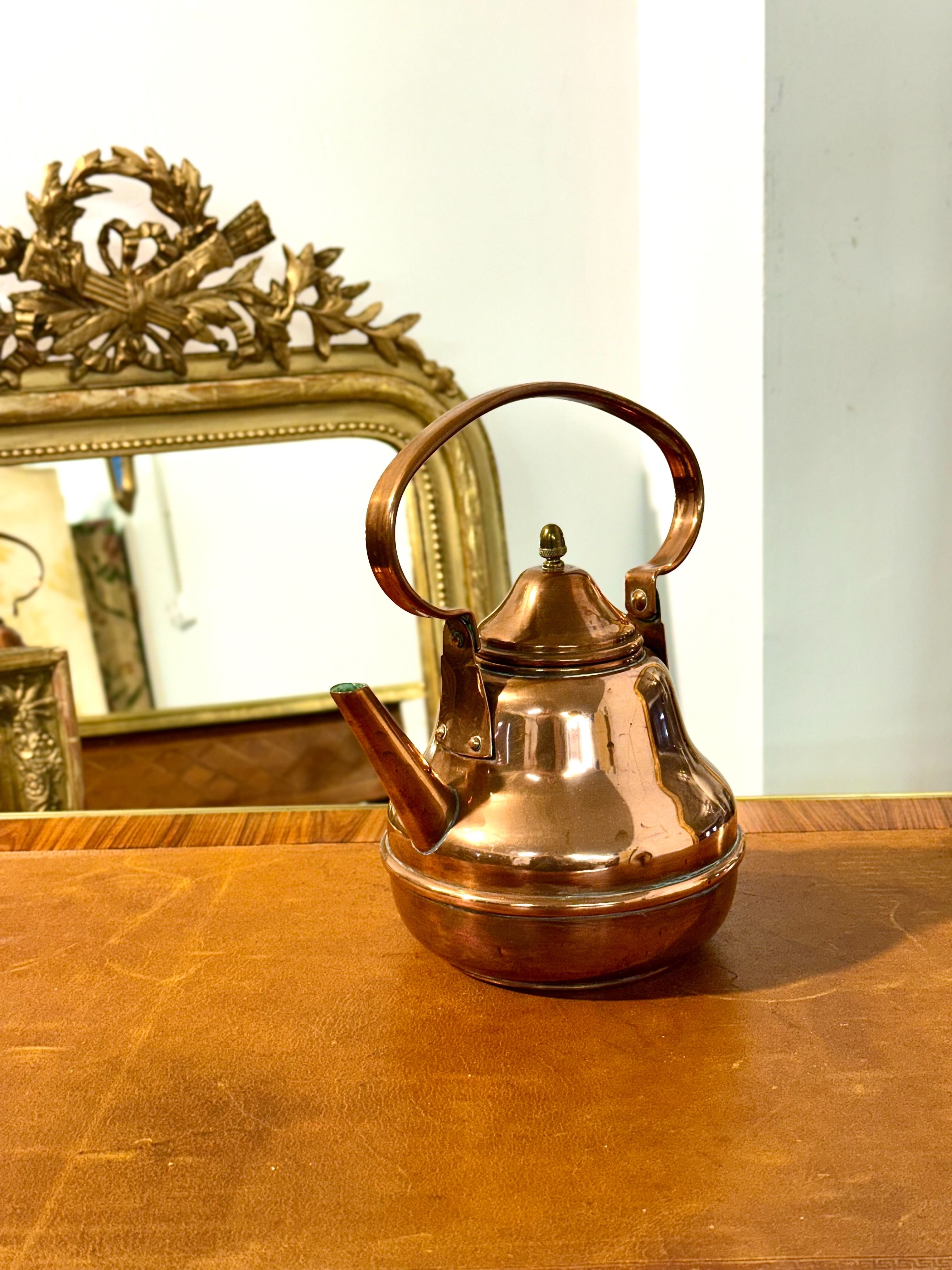 Bouilloire ancienne en cuivre à anse pivotante, France, XIXe siècle