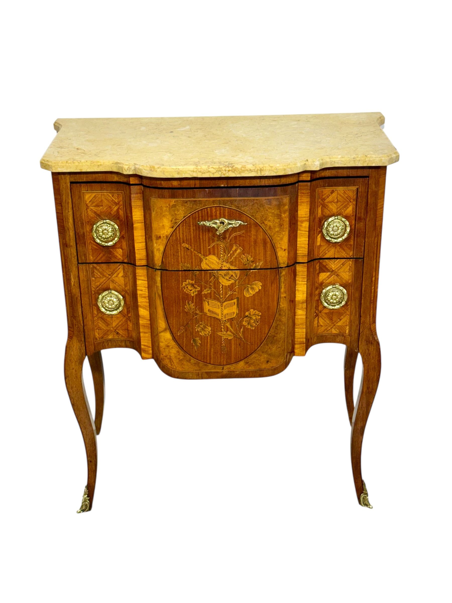 Commode marquetée de style Louis XV avec plateau en marbre, fin du XIXe siècle