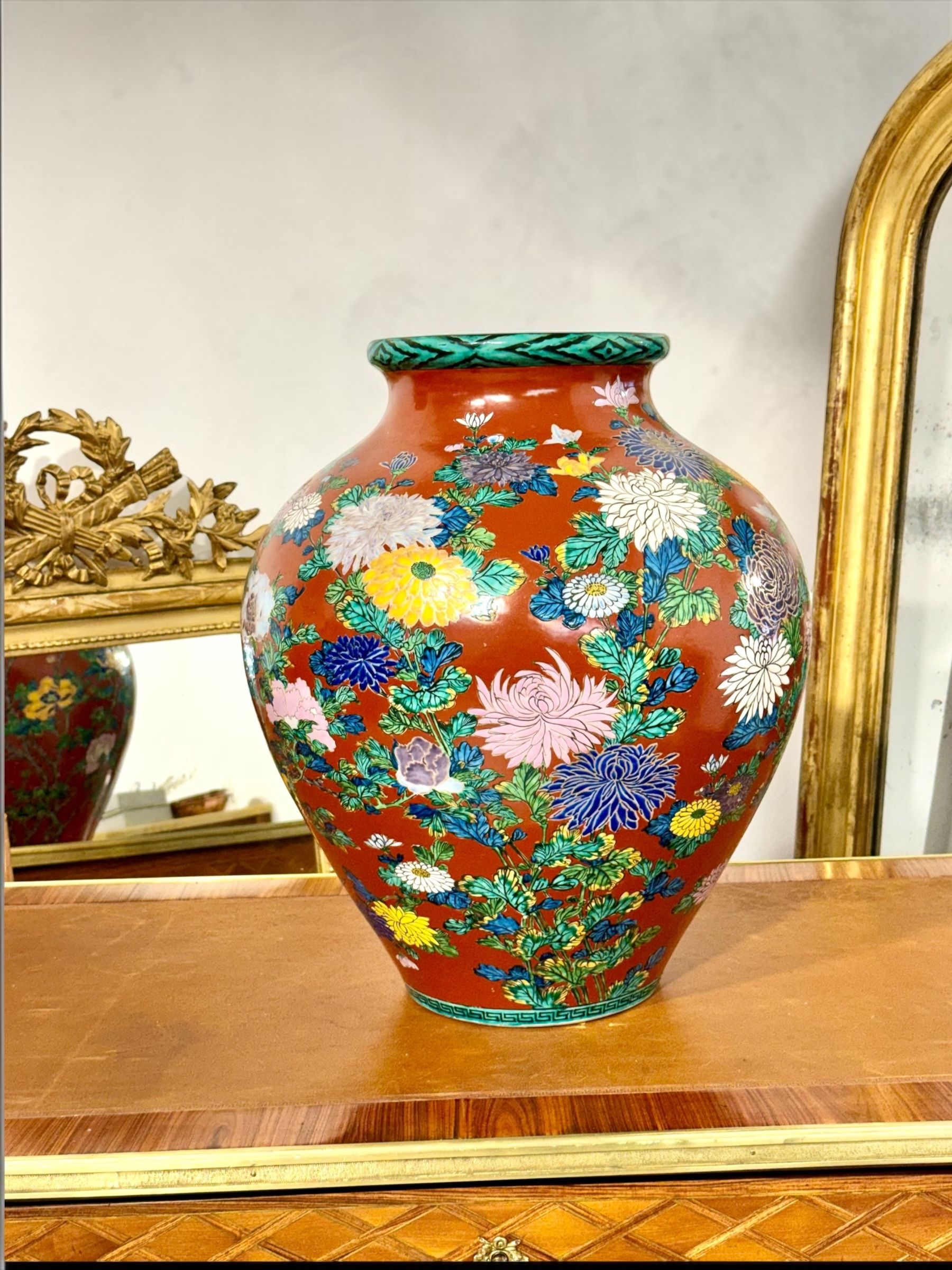 Grand vase japonais en porcelaine de style Kutani à décor floral polychrome