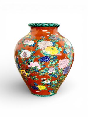 Grand vase japonais en porcelaine de style Kutani à décor floral polychrome