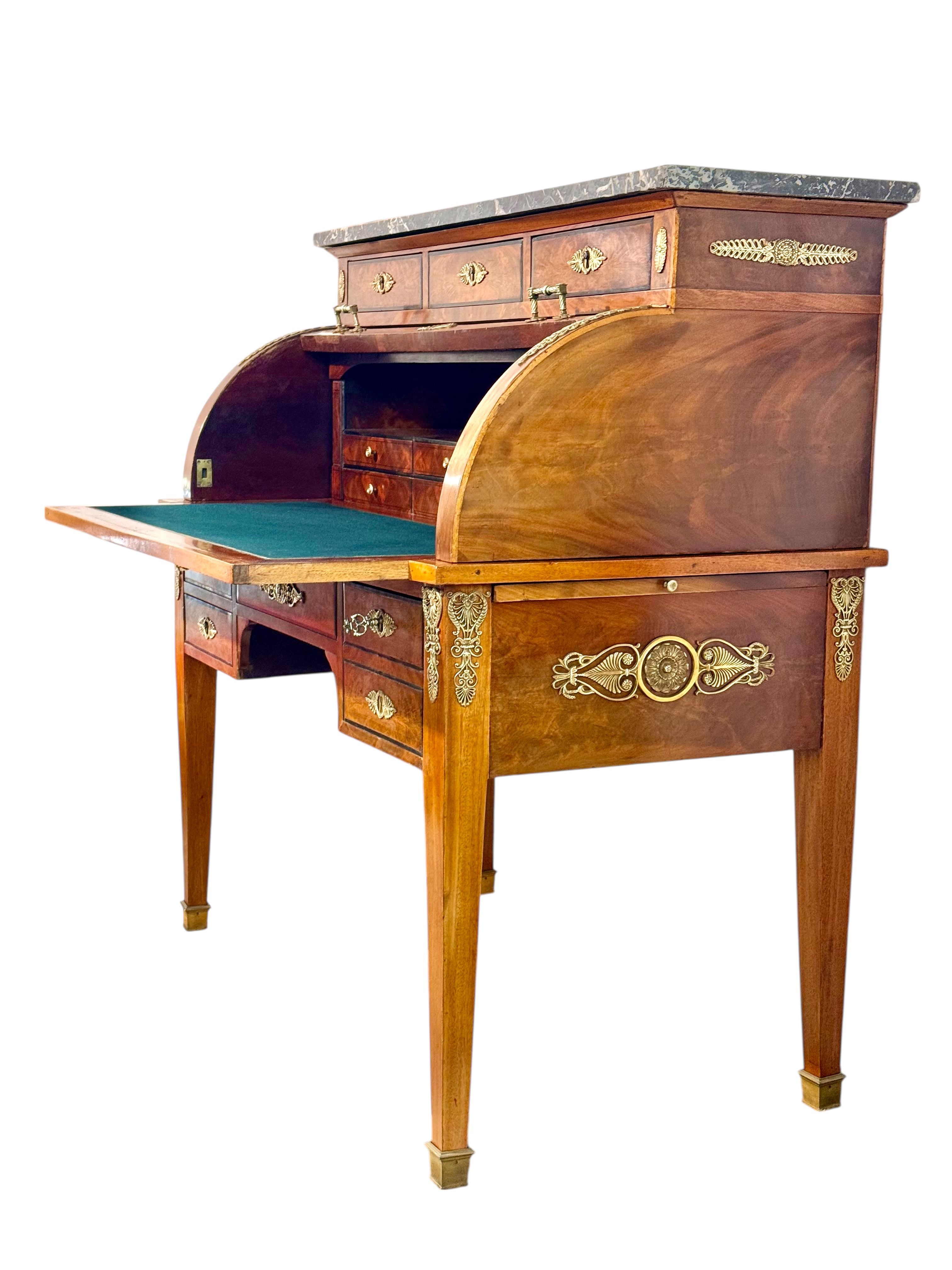 Bureau à cylindre d'époque Restauration , en noyer et marbre, France XIXè siècle