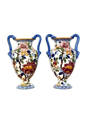 Paire de vases en faïence de Gien peints à la main, à décor floral, France